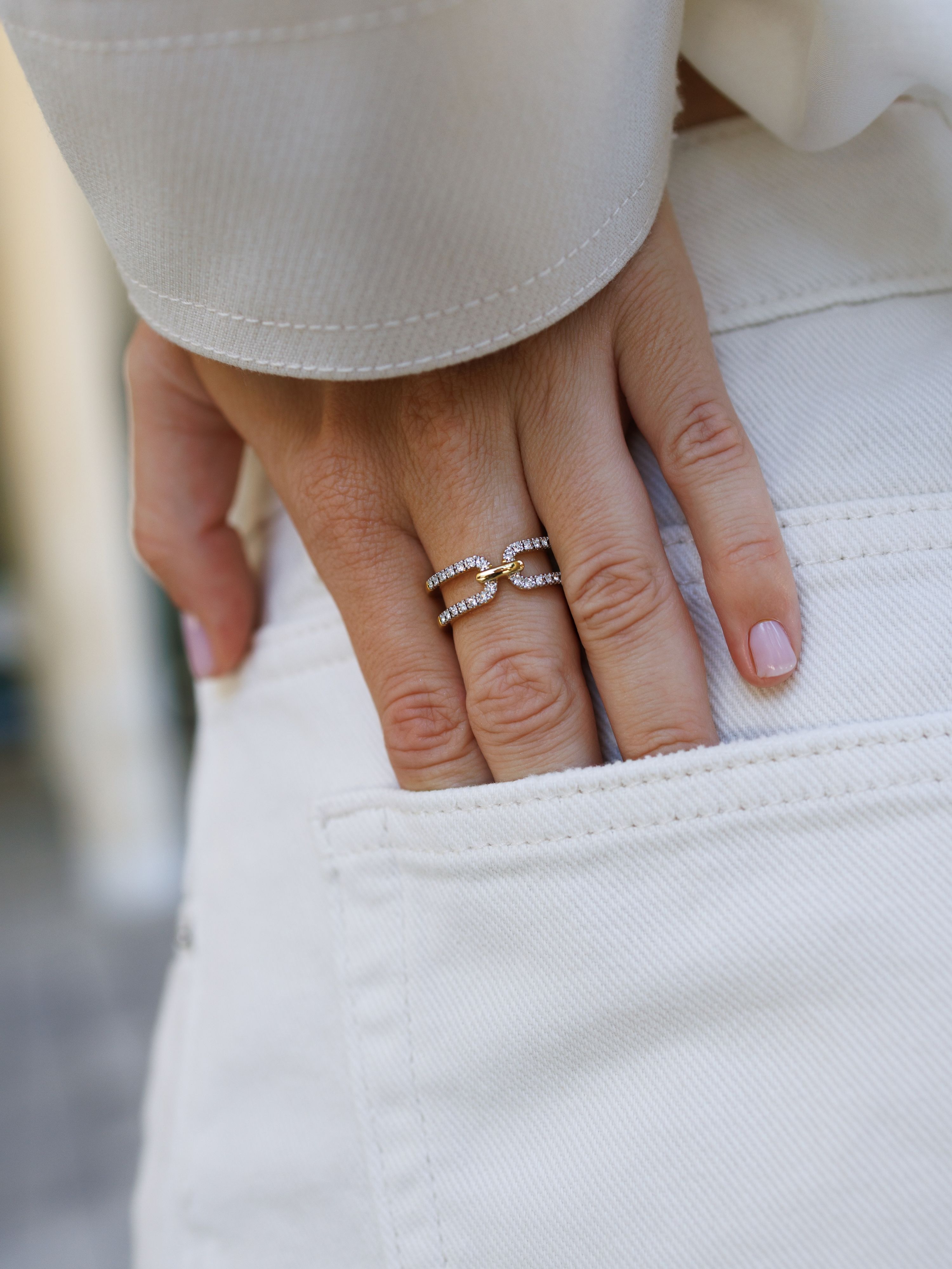 Soft tones, sharp details 🤍✨

Creamy whites, warm beige and one detail that refuses to blend in: the Duo Crystal Link Ring

Golden links meet crystal sparkle for that sweet spot between clean and statement basically quiet luxury with a little look at me energy 👀

Duo Crystal Link Ring … CAJOY ✨