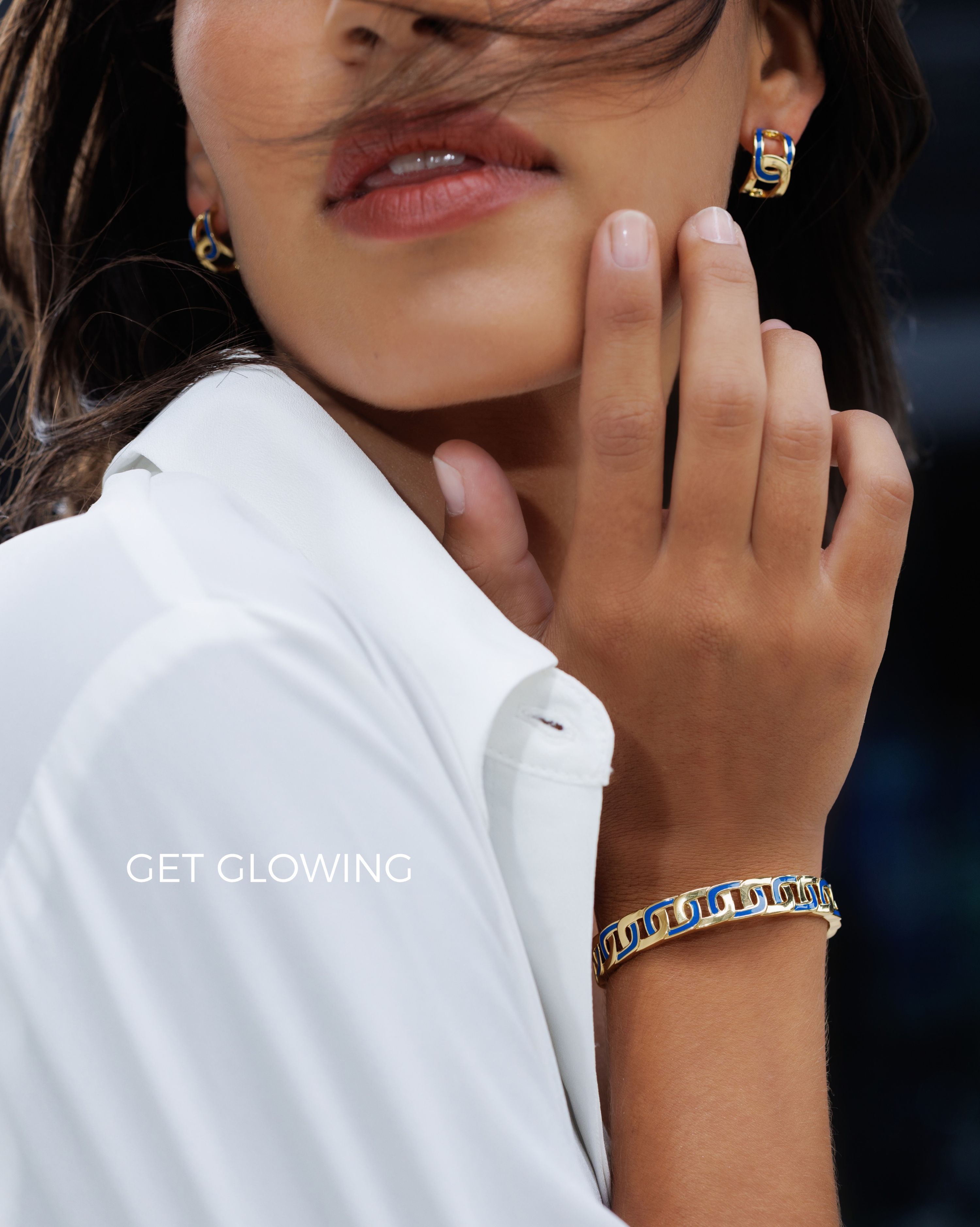 Get glowing, the world needs your magic ✨💙

A little sapphire blue, a little golden glow and a whole lot of main character energy. The Kreole Romy Sapphire Blue, Armreif Romy Sapphire Blue, Gliederkette and Kette Stella are your sign to stop saving your favorite jewelry for special occasions. 

Because the magic? It’s all in the details 🪄✨

Your glow-up starts with … CAJOY 💙