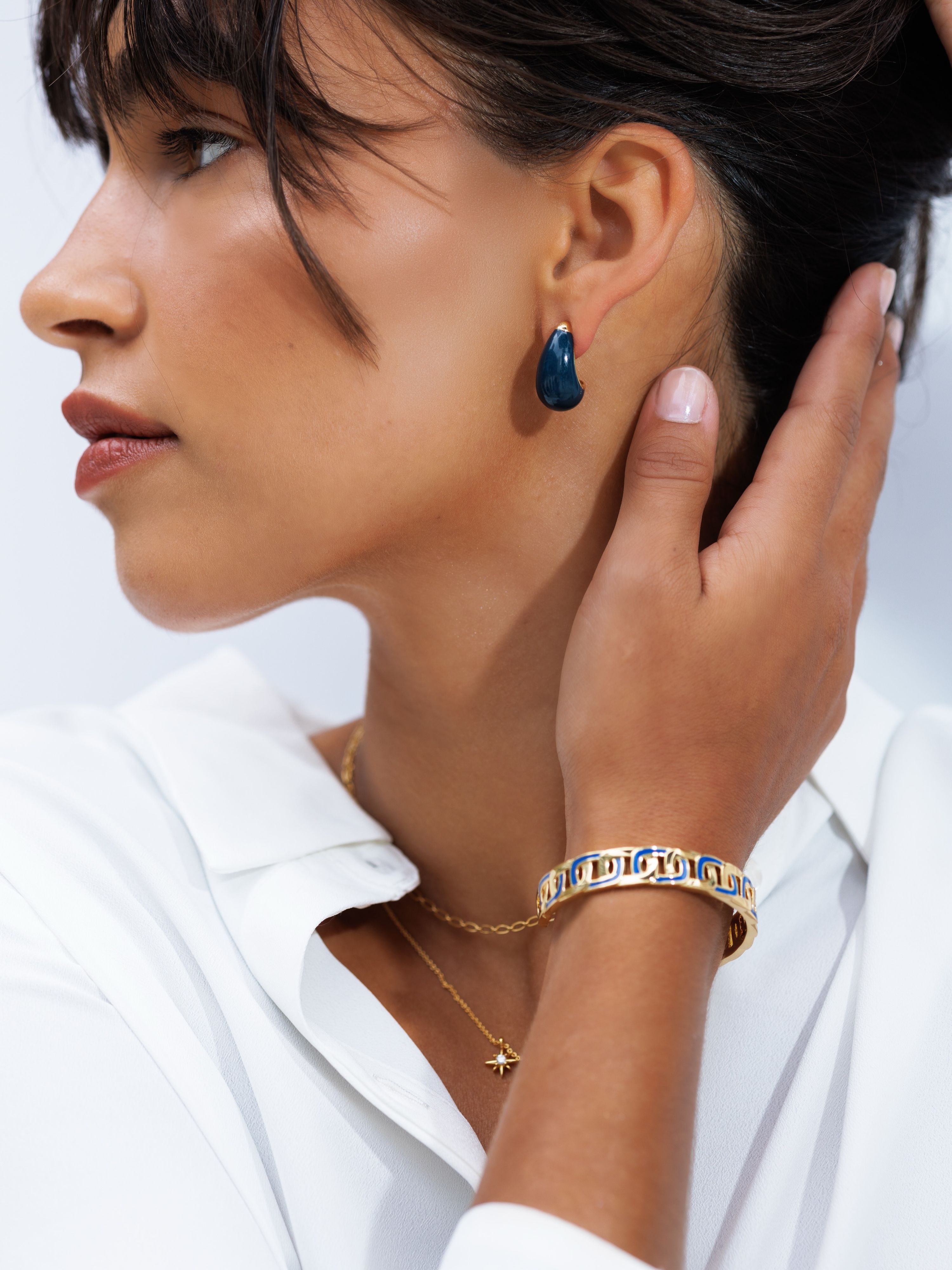 Blue is having its main character moment 💙🍁

The Emaille Drops Dark Blue are the statement earrings your fall wardrobe has been waiting for. 

Deep blue enamel, a timeless drop design and effortless elegance make these earrings the perfect accessory for everything from everyday outfits to evening looks. Because a little pop of color can change the whole vibe 👀

Your new favorite earrings from CAJOY’s F/W 2026 jewelry collection 🍂
