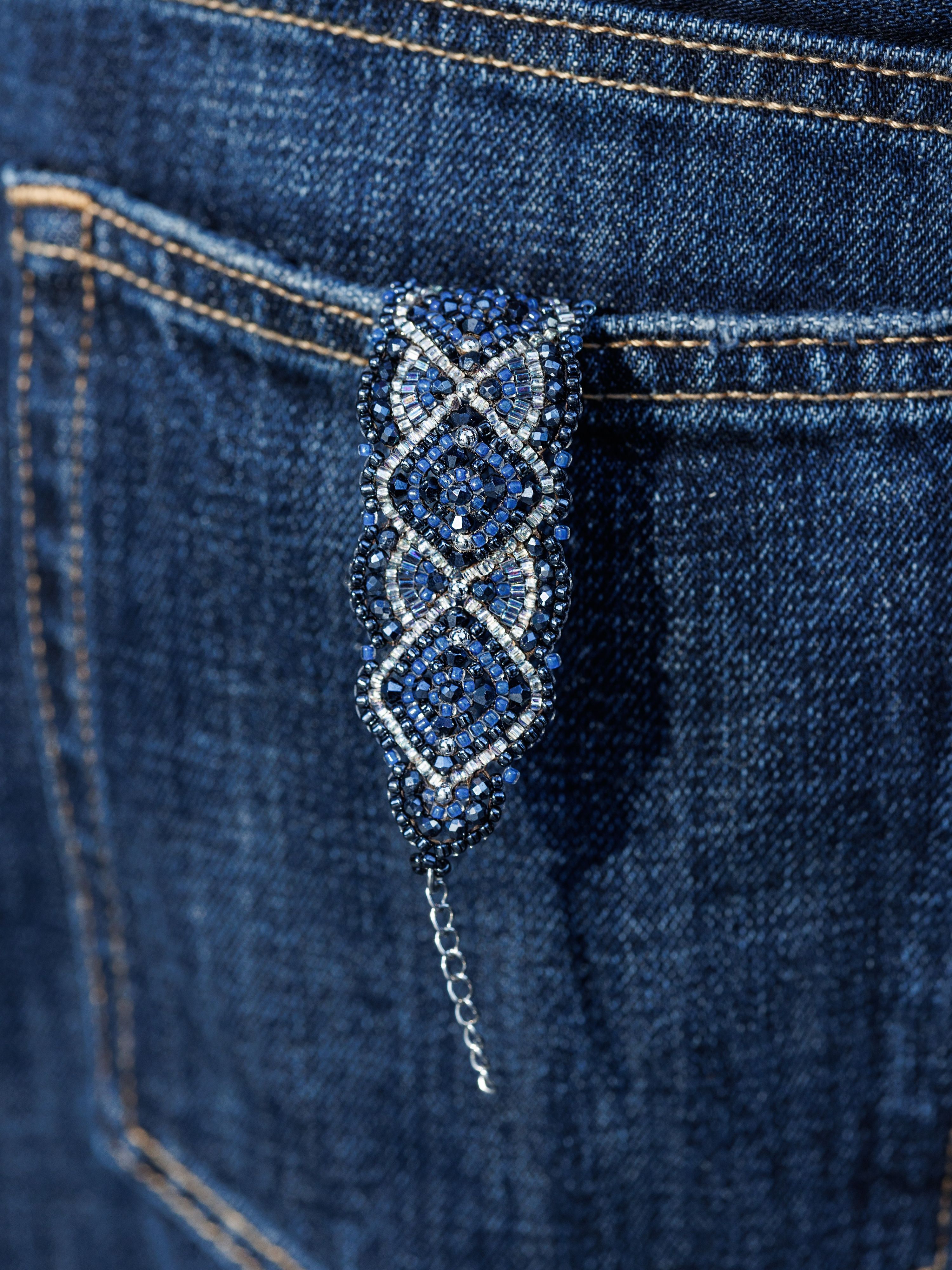 Navy blue is having a silver moment 💙✨

The Boho Oriental Bracelet Navy/Silver is giving cool tones! 

Deep navy blue and shimmering silver make this statement bracelet the perfect match for crisp white shirts, oversized blazers, jeans and your favorite fall outfits … CAJOY 💙