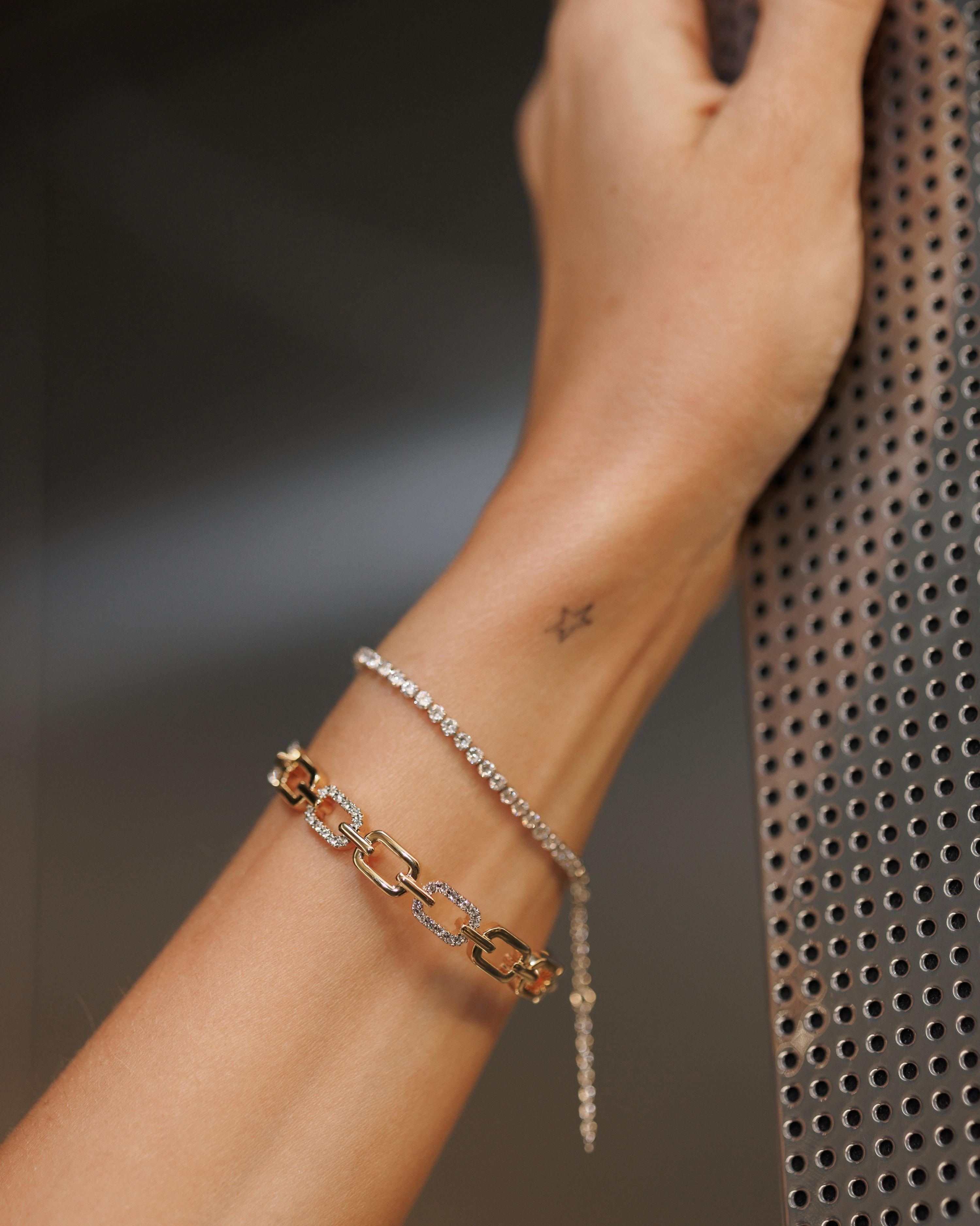 WRIST CHECK ✨

Gold links. Crystal sparkle. Zero need for anything else.

The ARMREIF CRYSTAL LINKS brings the statement, the TENNIS BRACELET KRISTALLE brings the shine together, they’re the kind of stack that makes you look twice 👀

A little classic. A little bold. Very hard to take off.
Because the best wrist stacks don’t match. They just belong together ✨

ARMREIF CRYSTAL LINKS × TENNIS BRACELET KRISTALLE 
by CAJOY