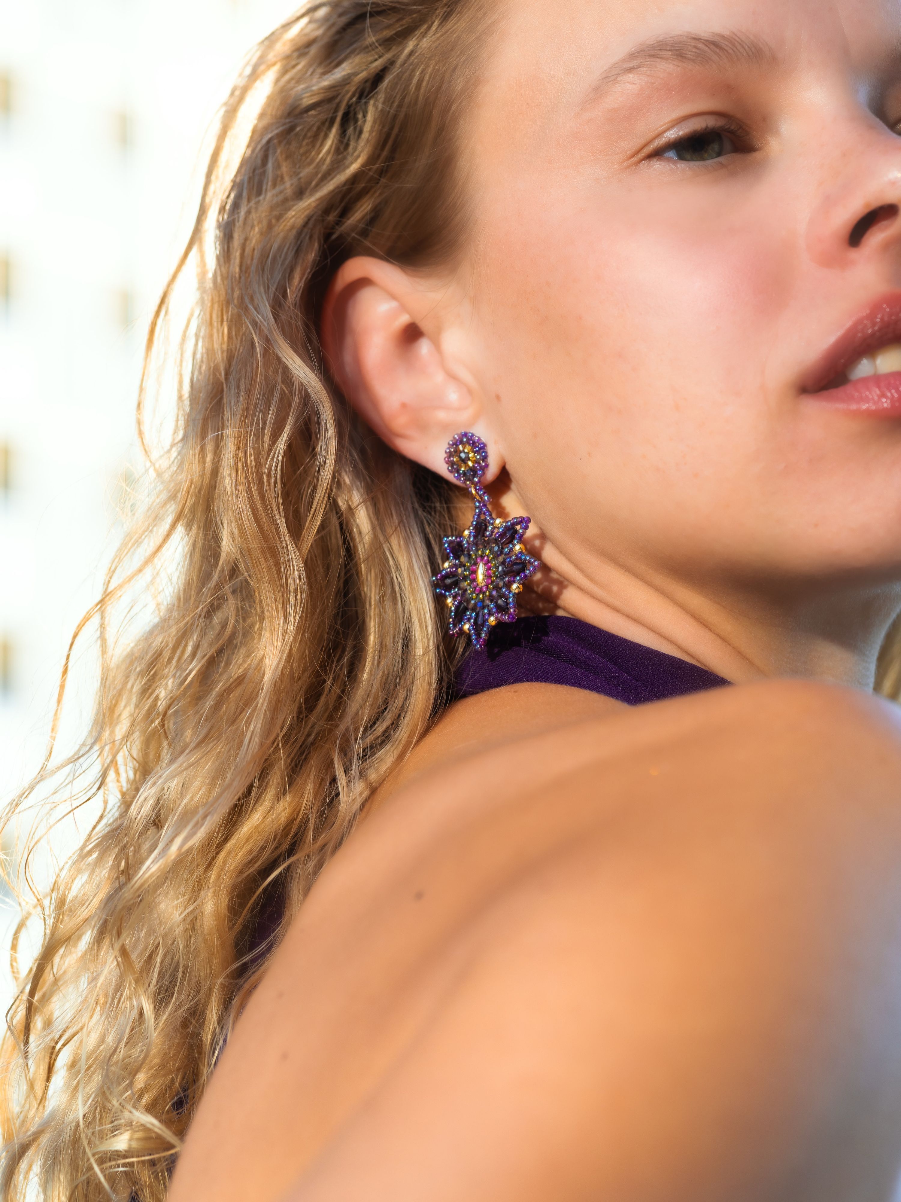 Violet is not here to play it safe 💜✨

The Boho Stern Violett earrings and Drahtarmreifen Violett are giving cosmic energy with a fashion twist. Statement earrings, a matching purple bracelet and just enough sparkle to make your fall jewelry stack impossible to ignore 👀

Your purple era looks good on you … CAJOY 💜