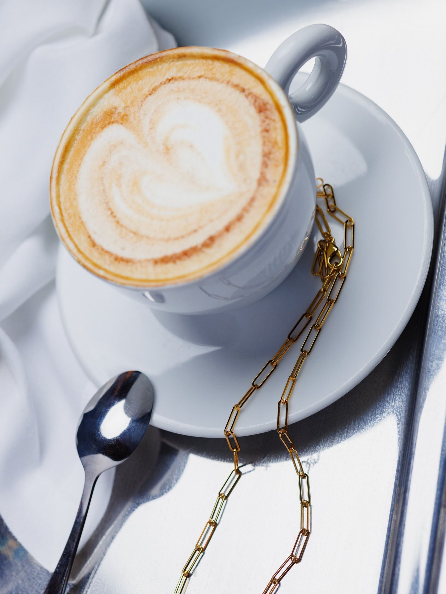 Slow mornings with Golden details ☕✨

A quiet coffee, soft sunlight and the Gliederkette catching the light just right. Effortless, timeless, and made for moments that feel calm but powerful.

Because sometimes the best glow starts with coffee…